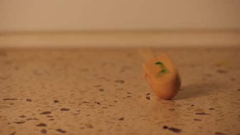 girando dreidel hanukkah cámara lenta 4k
