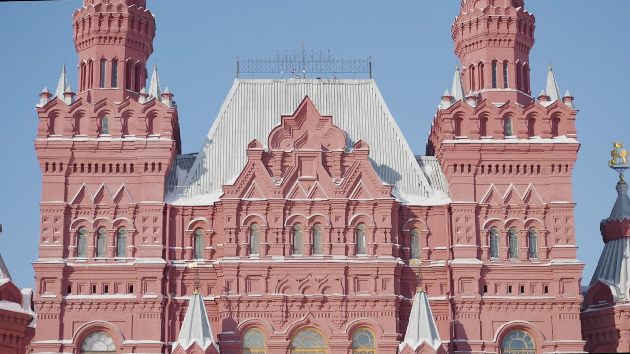 눈과 함께 겨울에 빨간 건물