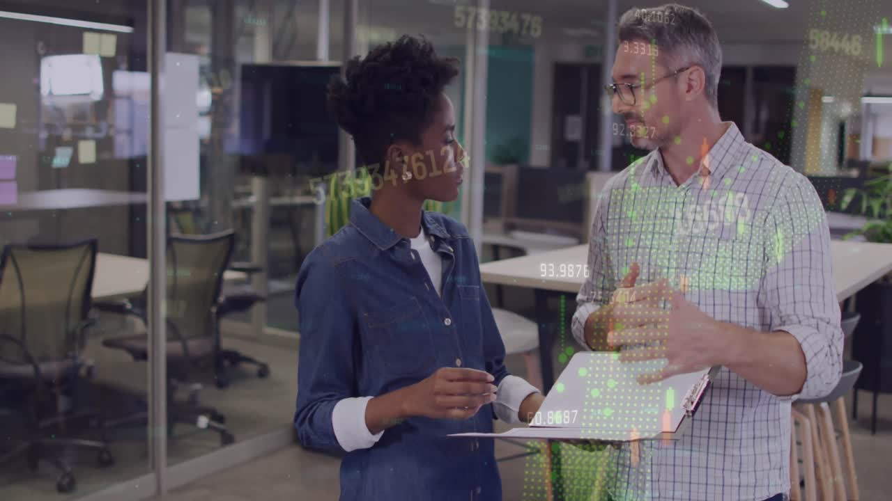 animación del procesamiento de datos financieros sobre diversas personas de negocios en la oficina