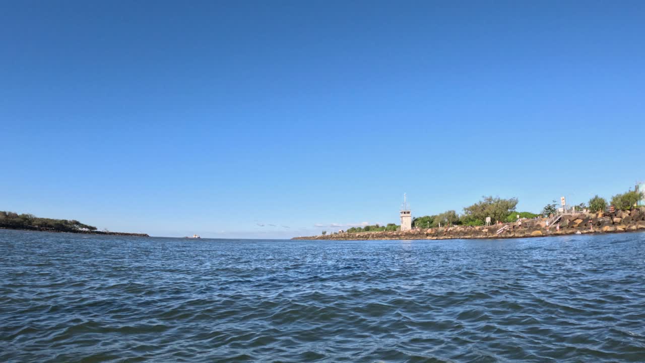 해안 바에서 강한 조류 흐름에 대한 경고 표지