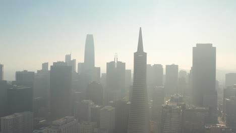 Kreisende-Luftaufnahme-über-Dunstigen-Wolkenkratzern-In-Der-Innenstadt-Von-San-Francisco