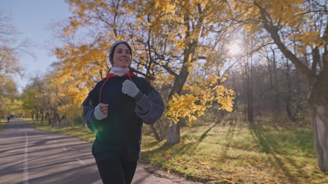 mujer corriendo en el parque de otoño
