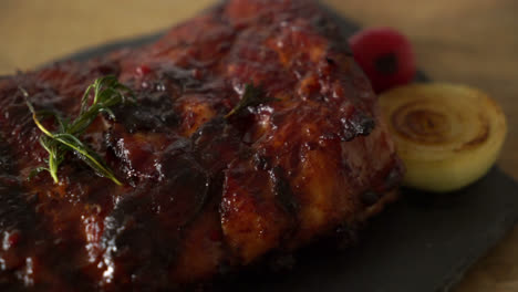 costillas de cerdo a la parrilla y barbacoa