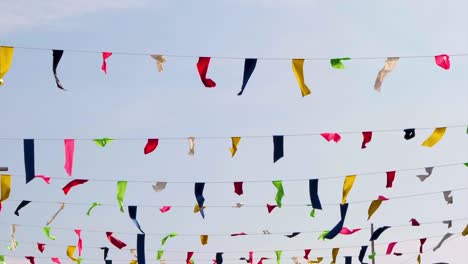 Verschiedene-Bunte-Bänder-Verheddern-Sich-Im-Himmel-Und-Flattern,-Blick-Unter-Bändern