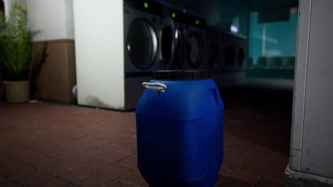 barril azul en una lavandería