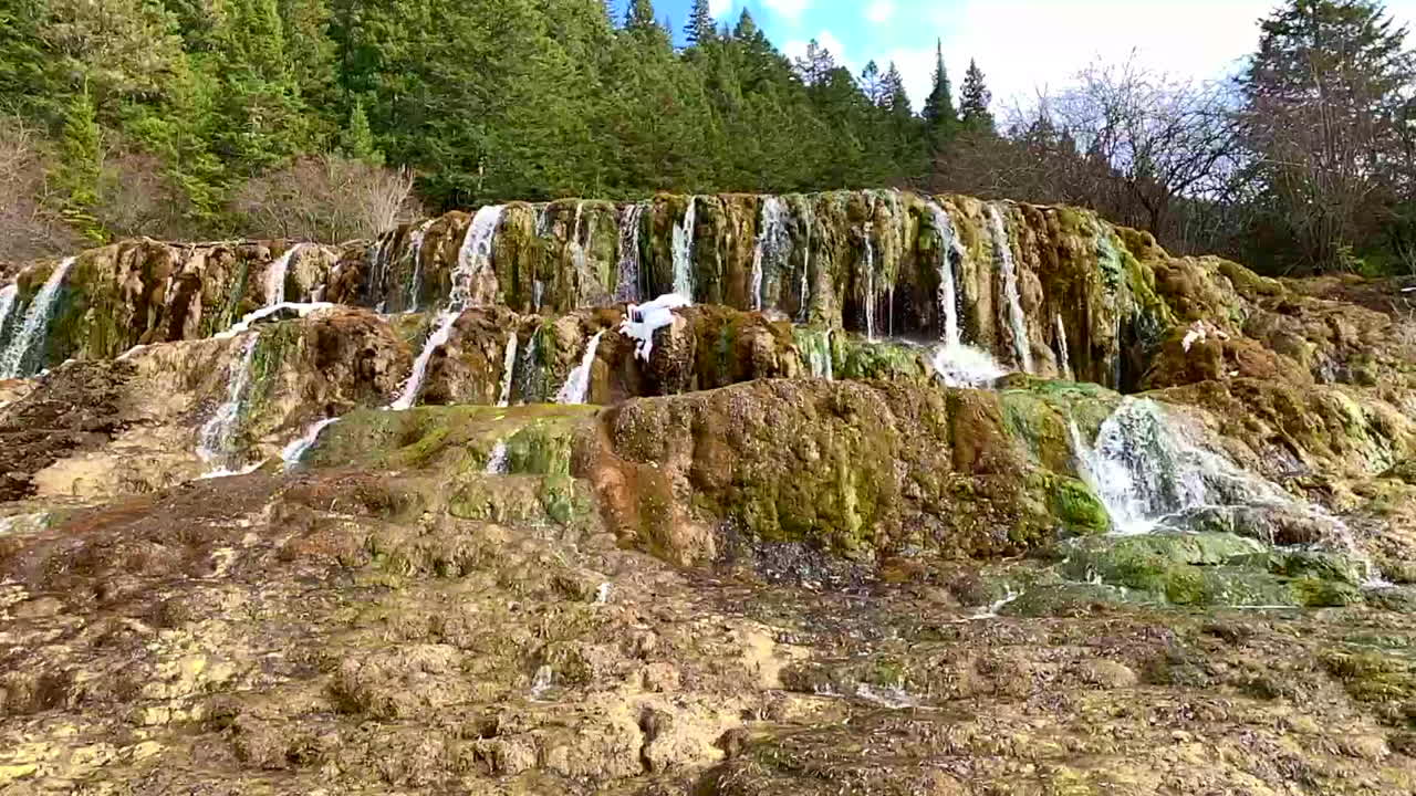 Diversi corsi d'acqua che scorrono da una collina