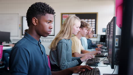 Reihe-Jugendlicher-Gymnasiasten,-Die-In-Der-Computerklasse-Studieren