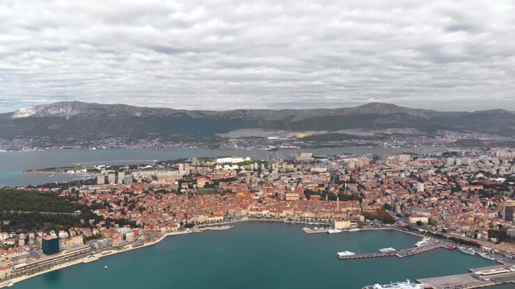 Veduta aerea panoramica sopra la costa della città di Spalato in Croazia.