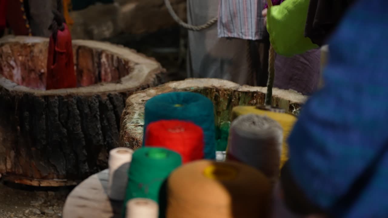 Filati tinti a mano in una manifattura tessile colorata per la produzione artigianale di tappeti e abbigliamento