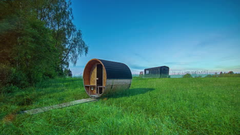 tiro de lapso de tiempo de la cabaña de vacaciones de madera y la sauna de barril desde el verano hasta la fría temporada de invierno