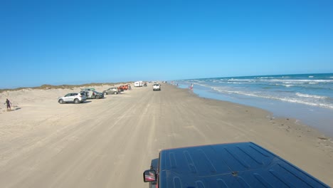 POV-Desde-La-Parte-Superior-De-Un-4x4-Conduciendo-Lentamente-En-La-Playa-En-North-Padre-Island-National-Seashore-Cerca-De-Corpus-Christi,-Texas,-EE.UU.