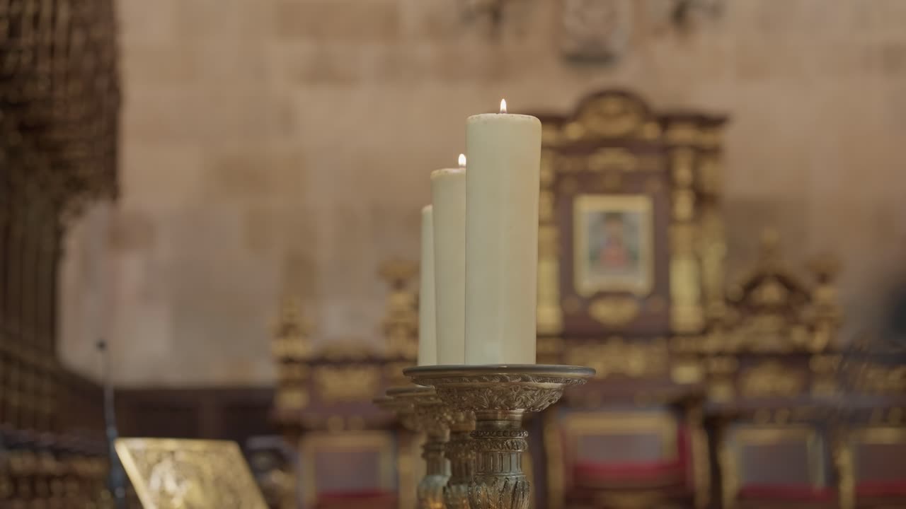unas velas suaves e incandescentes iluminan un elegante altar dorado en un espacio sagrado