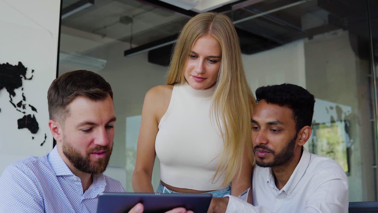 hombre que trabaja en una agencia de viajes