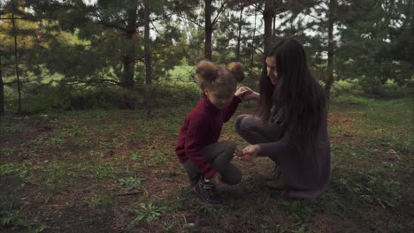madre e hija en el bosque de otoño