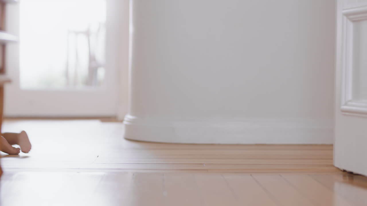 행복한 아기 소녀가 바닥에서 기어다니고, 집을 탐험하는 유아, 호기심 많은 유아, 즐거움을 즐기는 유아