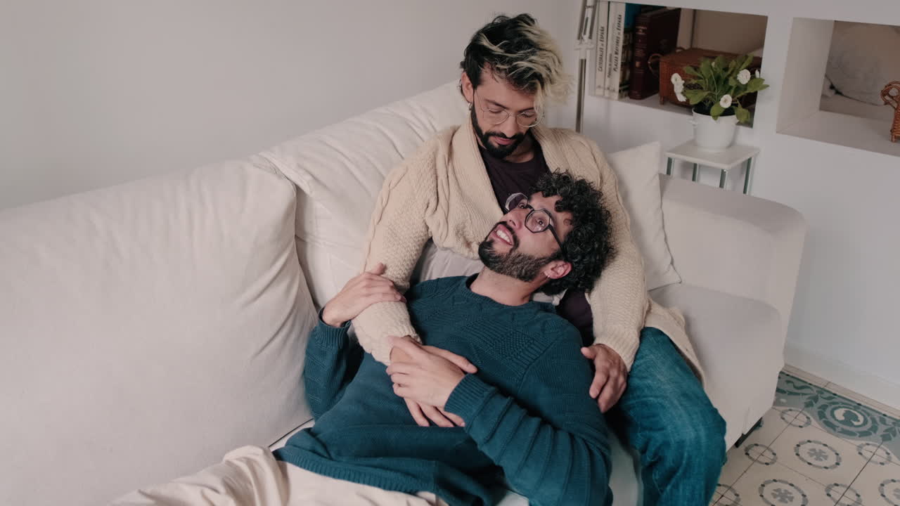 Homofilt par slapper av sammen hjemme