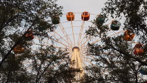 Riesenrad-Im-Vergnügungspark-Chiwa-Usbekistan,-Nahaufnahme