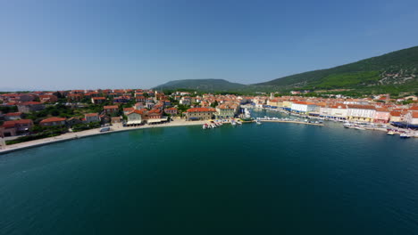 Descripción-Aérea-Cinematográfica-De-FPV-Sobre-Impresionantes-Aguas-Azules-Y-Un-Hermoso-Pueblo-Costero-En-La-Isla-De-Cres,-Croacia