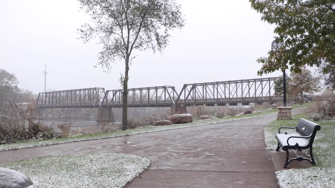 위스콘신 주 치페와 강 주립 트레일에서 눈이 내리는 동안 치페와 강 위의 다리