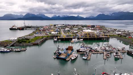 elevación aérea sobre los barcos de pesca en homer alaska