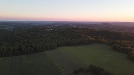 Luftaufnahme-Der-Nebligen-Hügel-Bei-Sonnenuntergang-In-Der-Nähe-Der-Berühmten-Dünen-Des-Schlafenden-Bären,-Der-Malerischen-M22-Fahrt-Und-Des-Nationalen-Seeufers