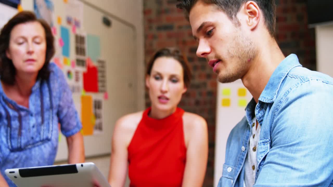 gente de negocios discutiendo sobre una tableta digital