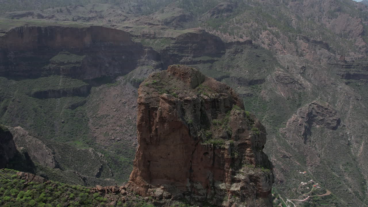 toma aerea en la distancia a roque palmes, divisando las montañas que lo rodean