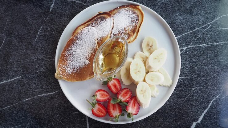 Pancakes con banane e fragole