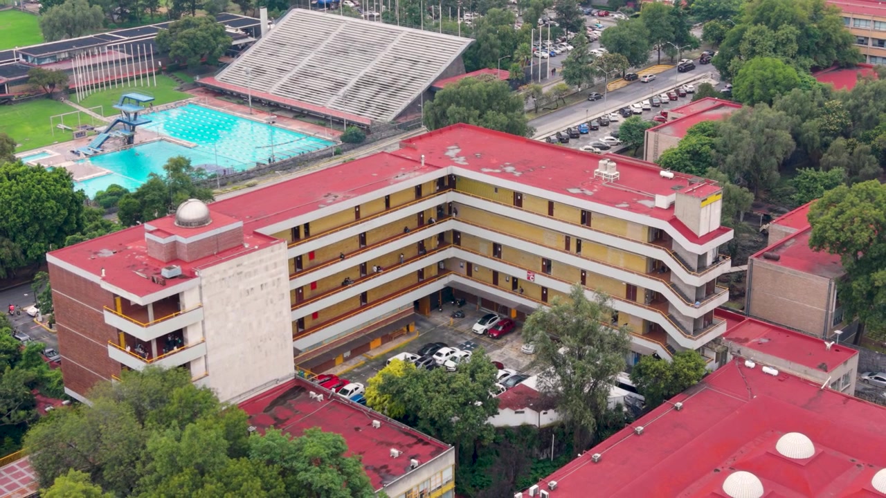 Perspectiva aérea da Faculdade de Engenharia na UNAM, CDMX.