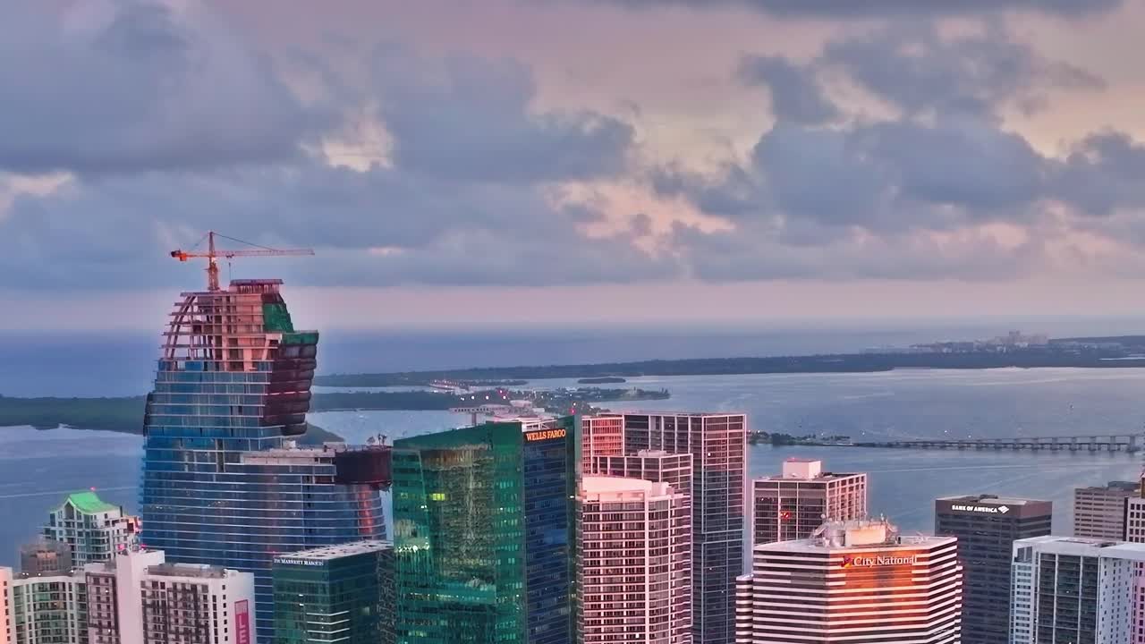 Uma vista do céu mostra a área central de Miami com muitos edifícios altos