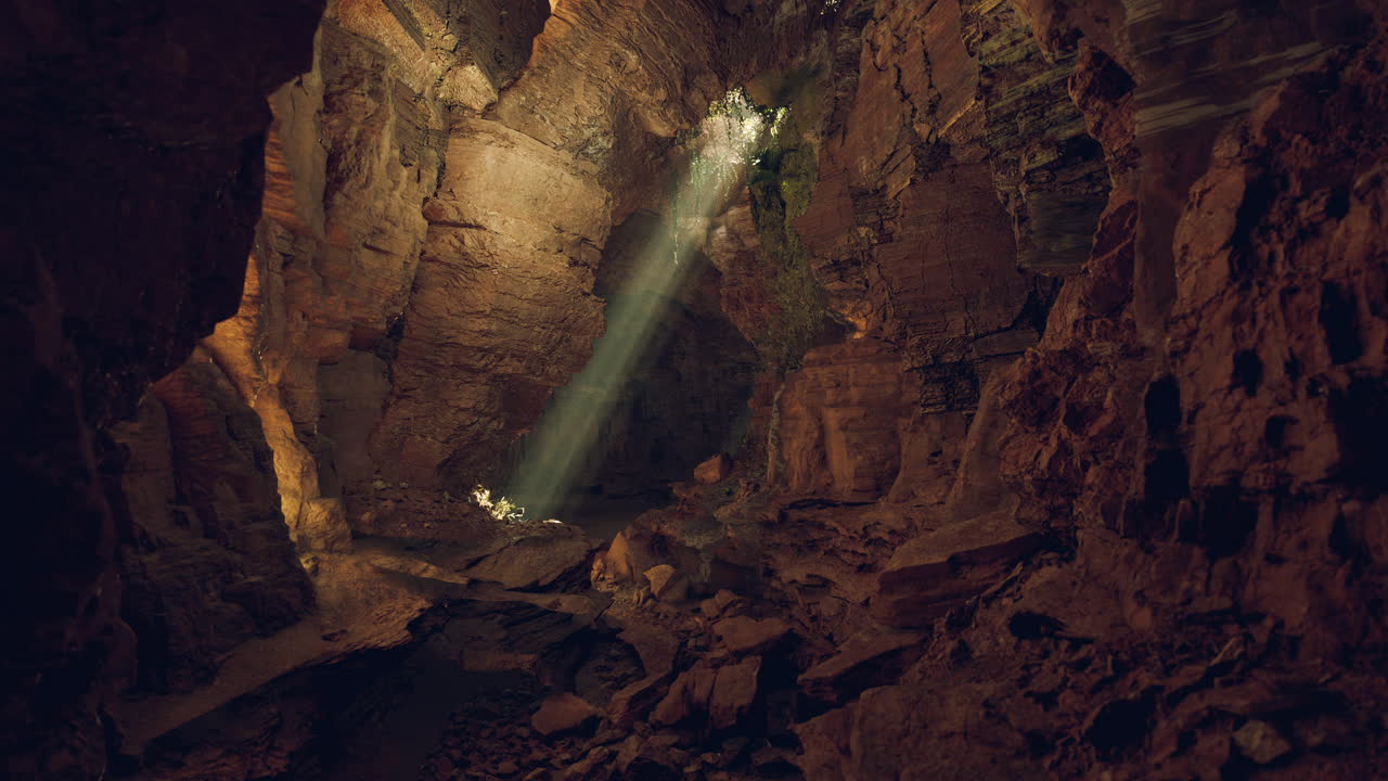 Caverna misteriosa illuminata dalla luce solare che filtra attraverso un soffitto roccioso