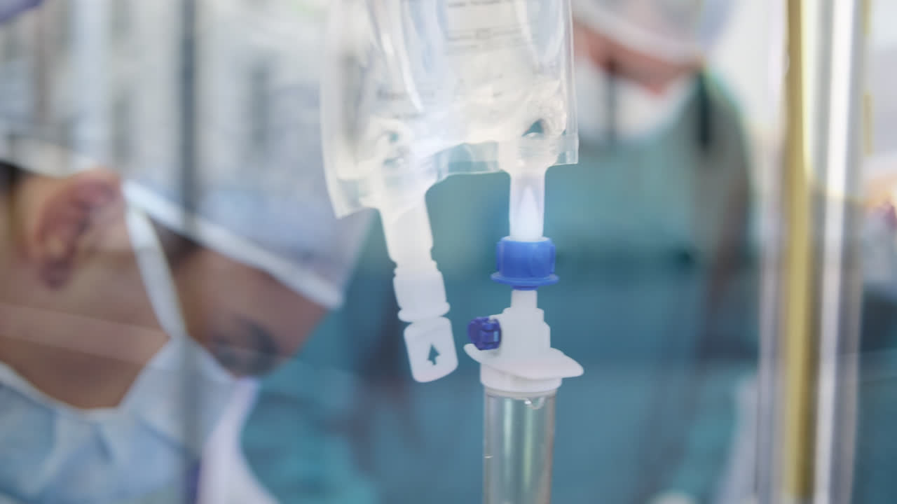 анимация дорожного движения над кавказскими женщинами и мужчинами-хирургами во время операции