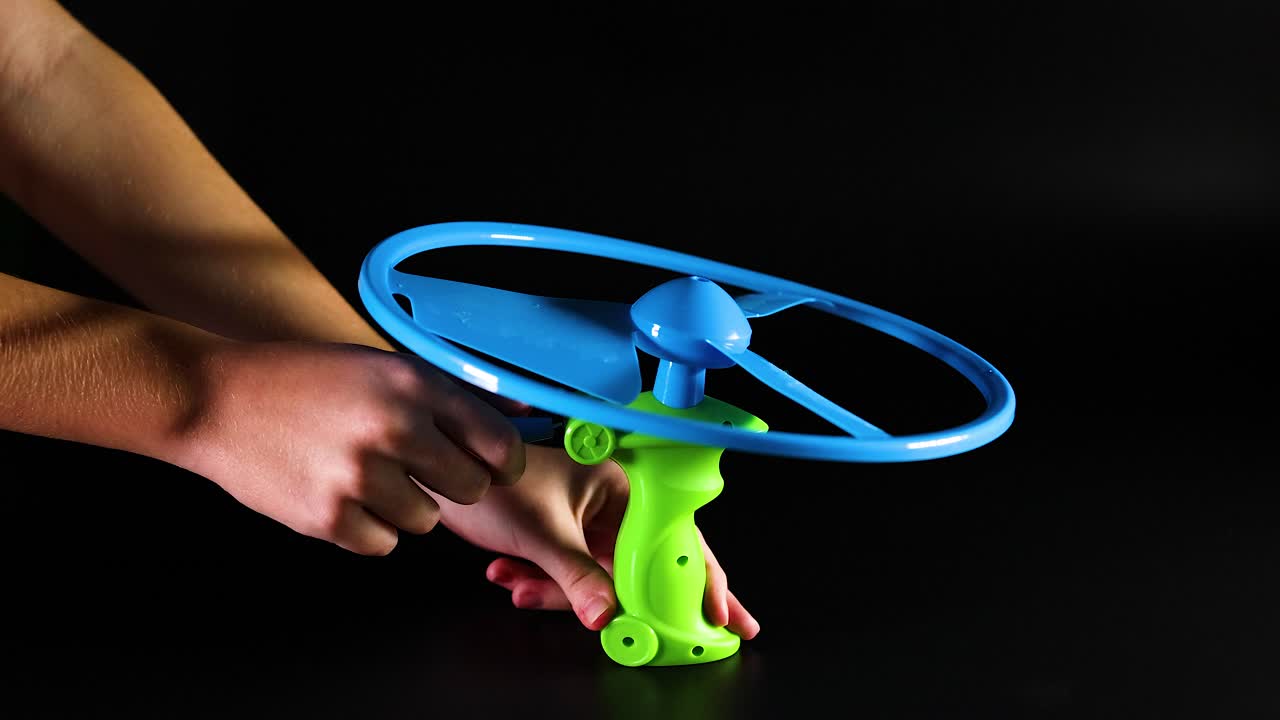 날아다니는 장난감을 발사하기 위해 을 당기는 것