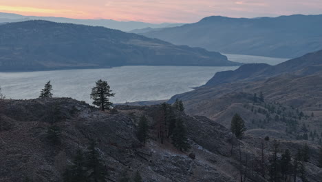 Belleza-Sin-Aliento:-Puesta-De-Sol-En-El-Lago-Kamloops-Sobre-Un-Impresionante-Paisaje-Desértico