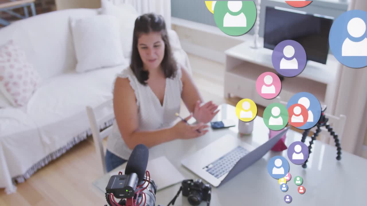 animación de los iconos de las personas de las redes sociales digitales sobre vlogger femenina grabando vlog en casa
