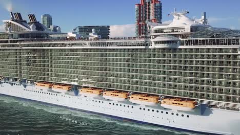 hermoso crucero blanco en miami beach