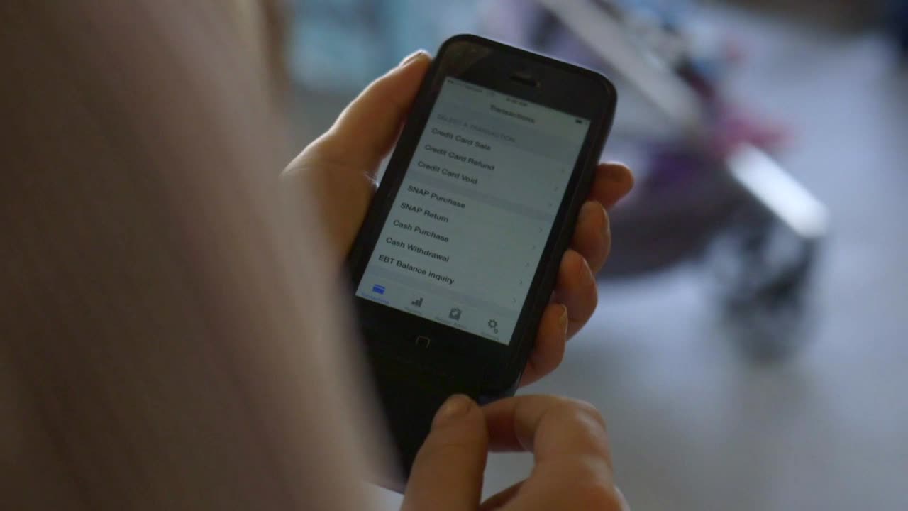 Pagamento mobile tramite smartphone e lettore di carte di credito