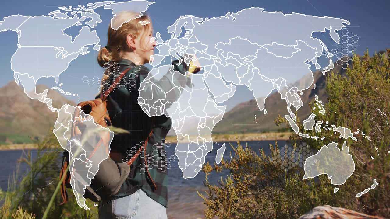 Escursionista che aggiusta la posizione e ripara gli occhi sulla riva del lago mentre una sovrapposizione di mappa del mondo di viaggio appare lentamente
