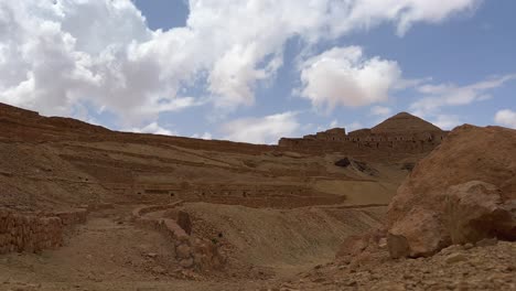 Vista-Panorámica-De-La-Aldea-Troglodita-De-Ksar-Guermessa-En-Túnez-Con-Nubes-En-Movimiento-Arriba