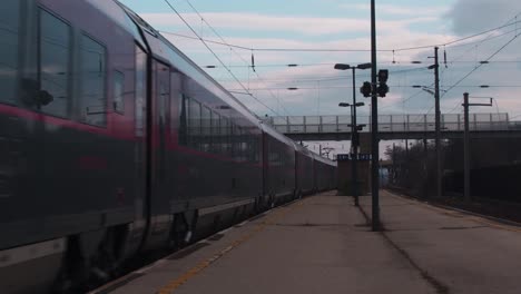 tren conduciendo a través de la estación de tren