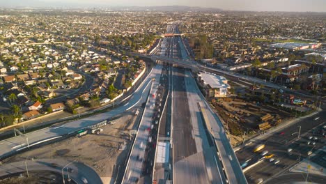 Der-Wunderschöne-Drohnen-Hyperlapse-Fängt-Den-Verkehr-Zur-Goldenen-Stunde-Auf-Dem-Freeway-405-Und-Dem-Highway-39-In-Orange-County-Ein,-Mit-Einem-Atemberaubenden-Blick-Auf-Den-Sonnenuntergang-über-Dem-Hunting-Beach