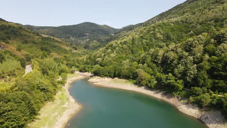 Lago-Natural-En-El-Bosque