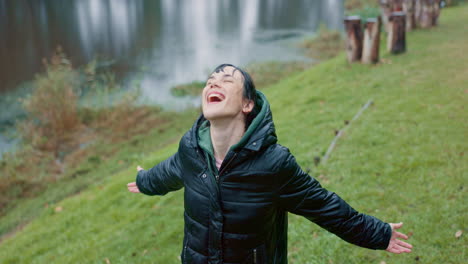 felicidad, mujer y senderismo