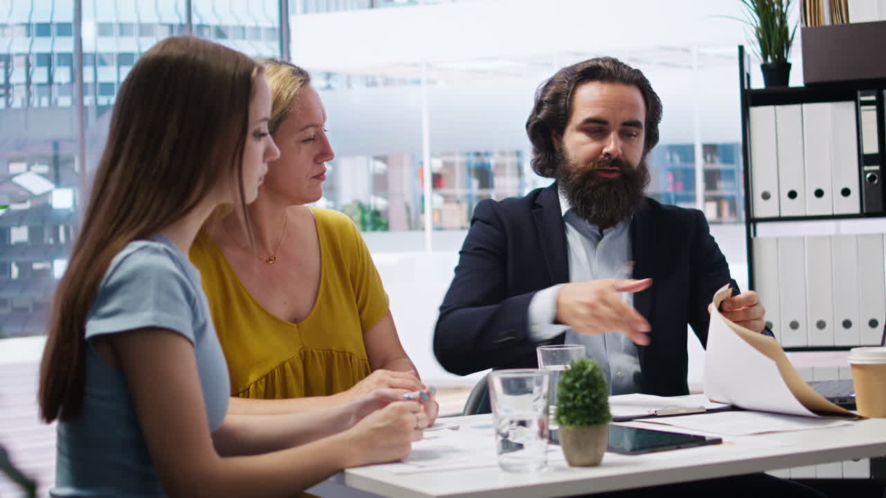 madre e hija exploran las mejores prácticas para crear hábitos de ahorro de dinero