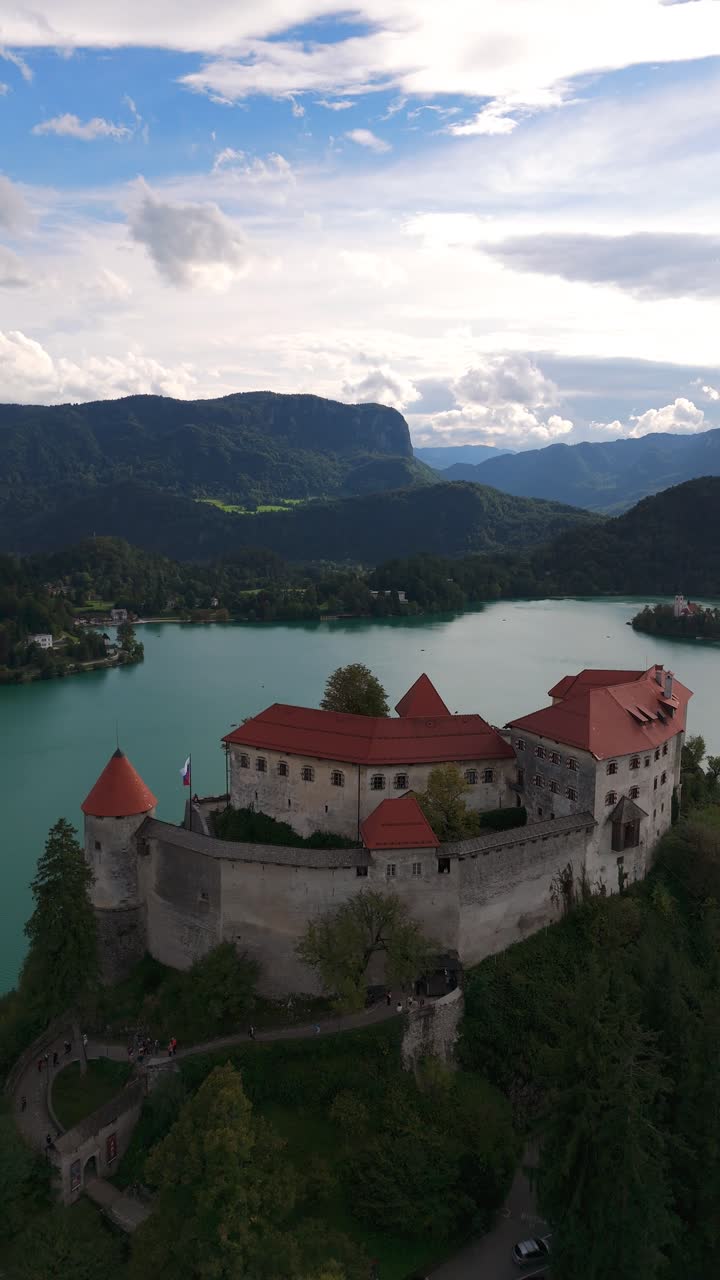 Vista aerea del Castello di Bled con il Lago di Bled in Slovenia - Scatto verticale