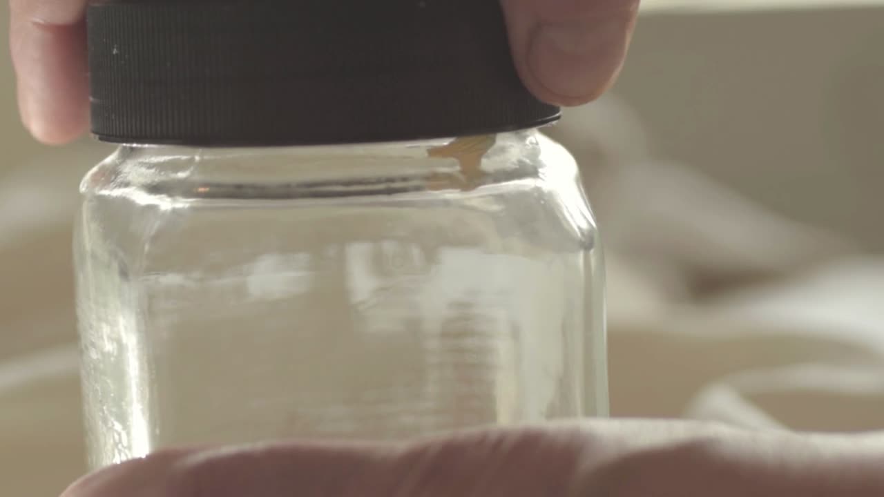 abriendo un frasco de vidrio