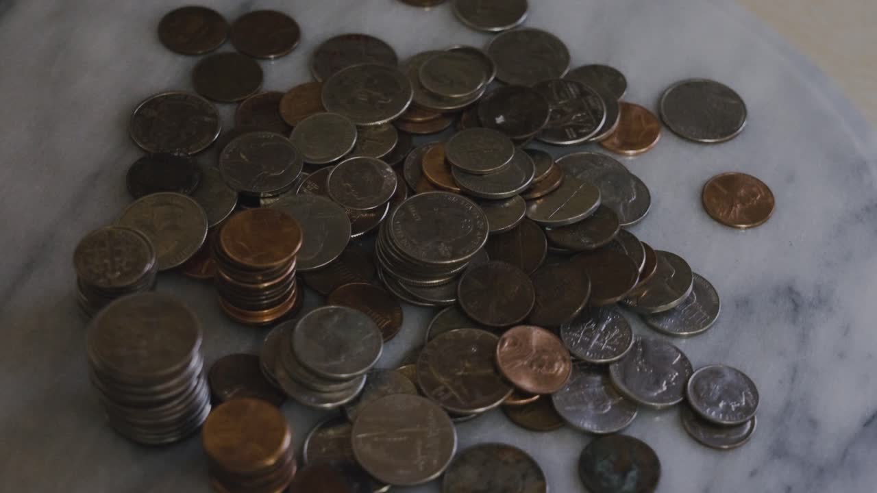 monedas en una pila girando en el marco de una mesa