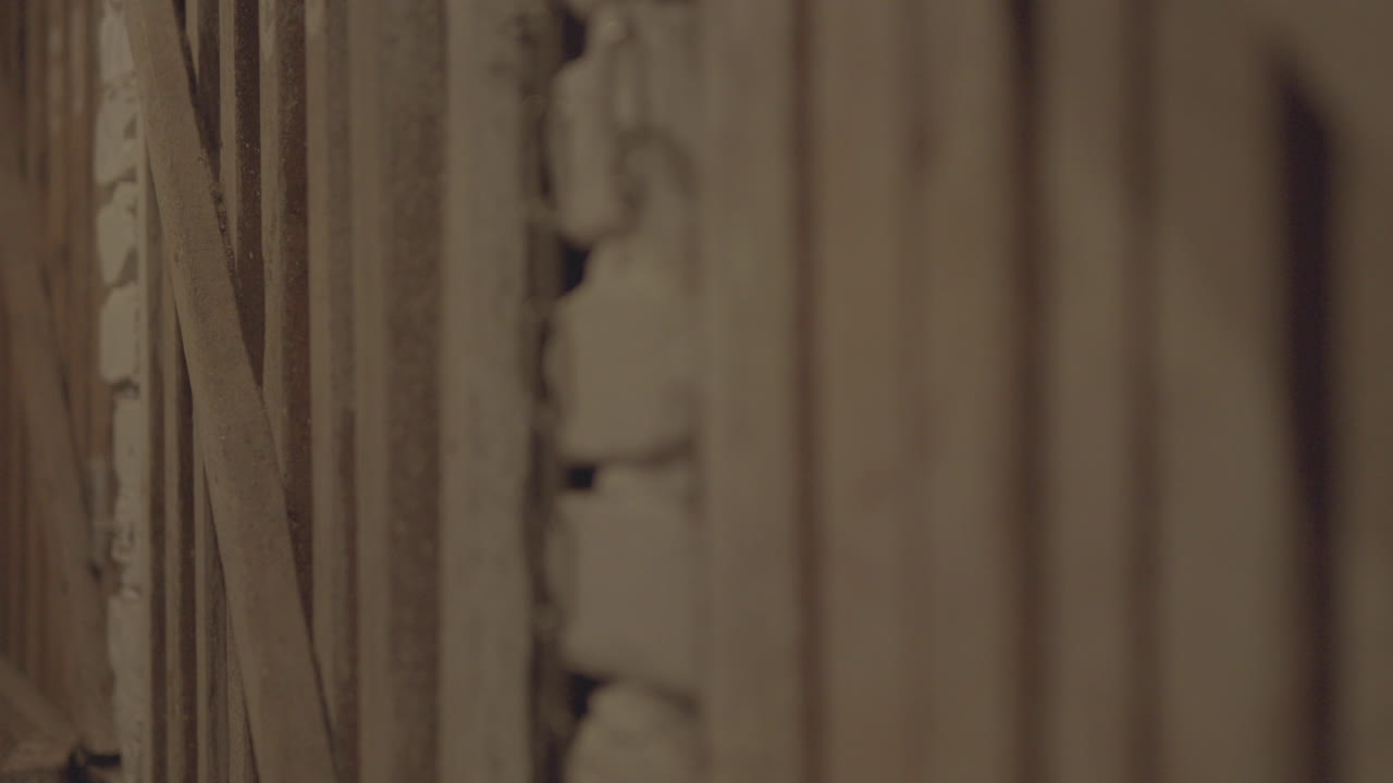 쳐진 석벽의 클로즈업으로 체인이 내장되어 있으며, 노화와 마모의 징후를 나타내며 건축의 역사와 영구성을 불러일으킨다.