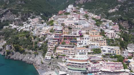 drone disparó alrededor de los coloridos edificios en positano, italia