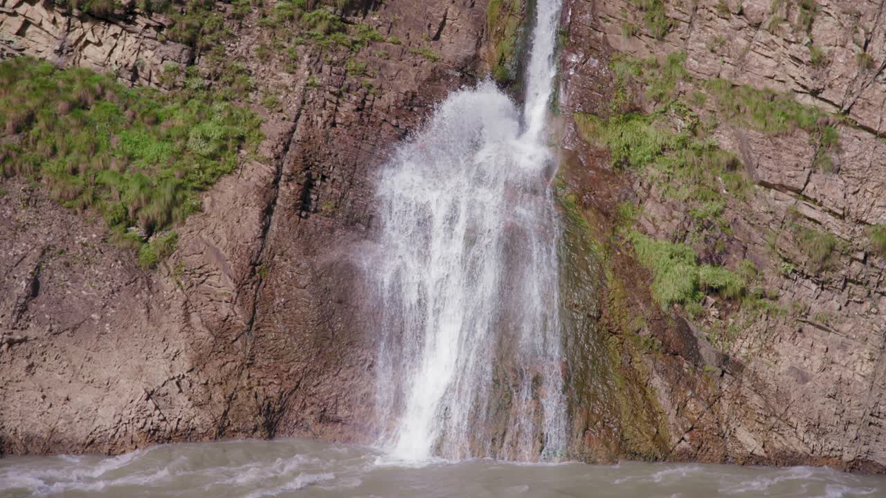 agua que cae en el río de la montaña